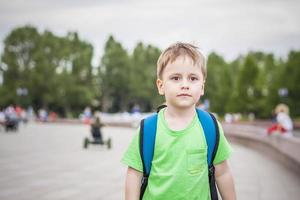 retrato de un niño, un niño en el contexto de paisajes urbanos de rascacielos y edificios de gran altura al aire libre. niños, viajes. estilo de vida en la ciudad. centro, calles. foto