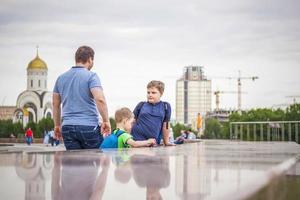 retrato de un niño, un niño en el contexto de paisajes urbanos de rascacielos y edificios de gran altura al aire libre. niños, viajes. estilo de vida en la ciudad. centro, calles. foto