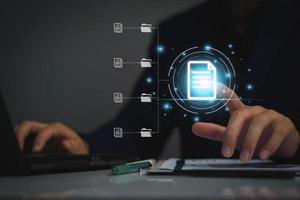 concepto de sistema de gestión de documentos, hombre de negocios con carpeta y software de icono de documento, búsqueda y gestión de archivos en la base de datos de documentos en línea, para un archivo eficiente y datos de la empresa. foto