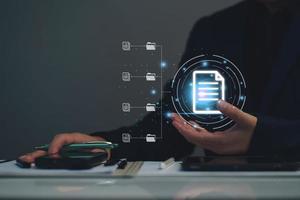 concepto de sistema de gestión de documentos, hombre de negocios con carpeta y software de icono de documento, búsqueda y gestión de archivos en la base de datos de documentos en línea, para un archivo eficiente y datos de la empresa. foto