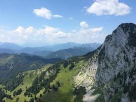 mirando por encima de los alpes europeos cerca de bad tolz, alemania foto