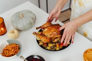 cena de pavo asado entero para acción de gracias con todos los lados foto