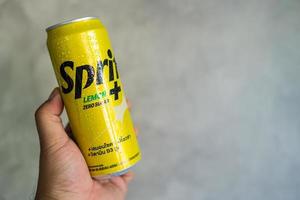 samut prakan, tailandia - 5 de noviembre de 2022 nuevo refresco con sabor sprite lemon plus, sin azúcar, nuevos productos del grupo empresarial coca-cola en tailandia