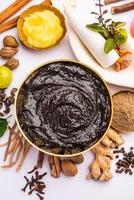 chyavanprash o chyawanprash se consume ampliamente en la India como suplemento dietético ayurvédico foto