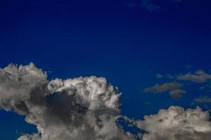 la imagen de hermosas nubes negras en continuo movimiento. , cielo azul de fondo foto