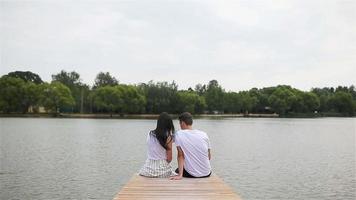 familia joven relajada al aire libre en el parque video