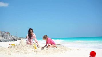 jovem lindo mulher em a de praia. feliz menina apreciar dela tropical período de férias exótico ilha video