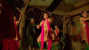 uma grupo do ásia mulheres dançando juntos com uma homem dentro Preto roupas em a etapa enquanto realizando tradicional dança dentro a festival video
