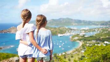 adorables petits enfants profitant de la vue sur le pittoresque port anglais d'antigua dans la mer des caraïbes video