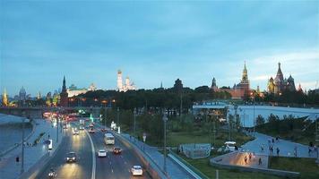 vue panoramique sur le point de repère de moscou pendant le coucher du soleil depuis le parc zaryadye video