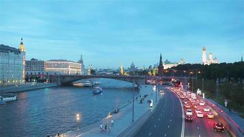 Panoramablick auf Moskauer Wahrzeichen während des Sonnenuntergangs vom Zaryadye-Park video