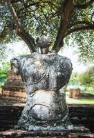 antiguas estatuas de buda y pagodas de wat phra ram, ayutthaya, tailandia. es un sitio antiguo y una atracción turística. foto