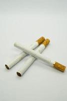 filtrar cigarrillos con un blanco antecedentes. foto