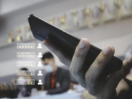 el hombre de negocios presiona a mano el teléfono inteligente para dar un símbolo de cinco estrellas del concepto de producto y servicio, experiencia de servicio al cliente, aumento, calificación y encuesta de satisfacción comercial. foto