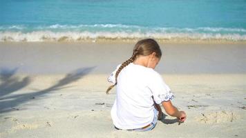 adorable petite fille à la plage blanche pendant les vacances d'été video