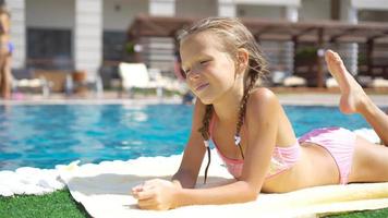 belle petite fille s'amusant près d'une piscine extérieure video