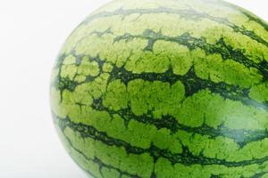 sandía con cáscara rayada sobre un fondo blanco aislado. variedad de sandia amarilla foto