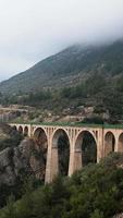 vista aérea da ponte ferroviária de pedra, ponte ferroviária varda, a ponte no filme de James Bond, adana taskopru, ponte para trem, ponte vazia, video