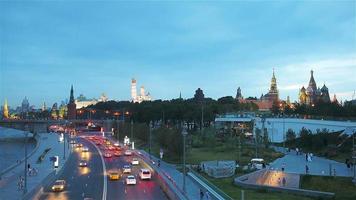 Panoramablick auf Moskauer Wahrzeichen während des Sonnenuntergangs vom Zaryadye-Park video