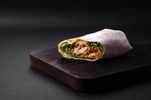 delicioso Fresco rodar con pollo, Tomates, lechuga y Pepino en Agave un pan foto