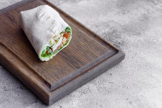 delicioso Fresco rodar con pollo, Tomates, lechuga y Pepino en Agave un pan foto