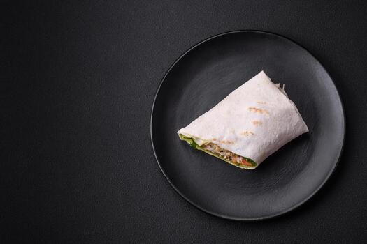 delicioso Fresco rodar con pollo, Tomates, lechuga y Pepino en Agave un pan foto