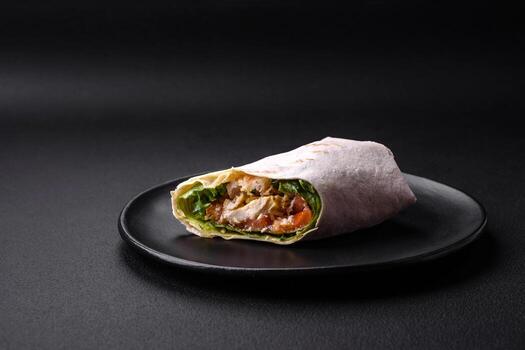 delicioso Fresco rodar con pollo, Tomates, lechuga y Pepino en Agave un pan foto