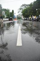 el línea central de el la carretera calificación sirve a permitir automovilistas a cambio carriles o adelantar otro vehículos mientras tomando dentro cuenta condiciones desde el opuesto dirección. foto