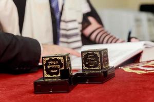 mano de niño leyendo la torá judía en bar mitzvah foto