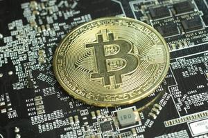 bitcoin criptomoneda en tarjeta madre electrónico circuito cerca arriba. minería btc concepto foto