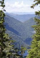 el enmarcado ver de montañas fuera de ketchikan pueblo foto