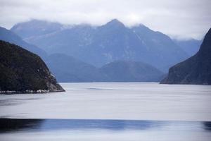 Fiordland nacional parque calma aguas y montañas foto
