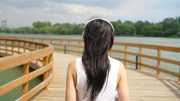 gelukkig jong stedelijk vrouw genieten muziek- buitenshuis video
