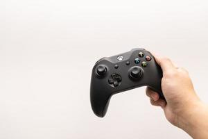 samutprakarn tailandia 23 de enero de 2023 gamepad inalámbrico para xbox one en el escritorio con teclado. controlador de juego xbox negro. foto