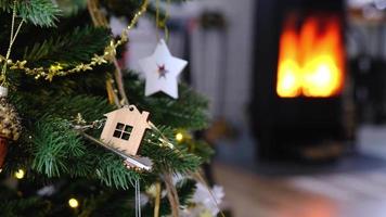 nyckel till de hus med en Nyckelring är hängande på de jul träd. en gåva för ny år, jul. byggnad, design, projekt, rör på sig till ny hus, inteckning, hyra och inköp verklig egendom. video