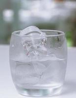 hielo en un blanco antecedentes foto