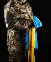 un masculino soldado vestido en un militar uniforme de el ucranio Ejército foto