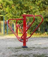 rojo hierro Deportes simulador en un público parque foto