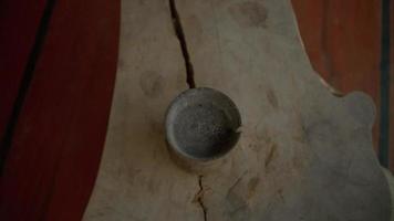 cigarrillo ceniza envase en el parte superior de un de madera mesa hecho desde bambú en marrón color video