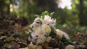 Boda ramo de flores de blanco rosas y algodón video