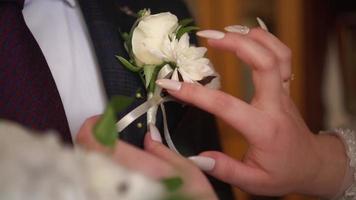 le la mariée porte une boutonnière à le jeune marié video