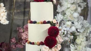 mooi bruiloft taart versierd met rood bloemen video
