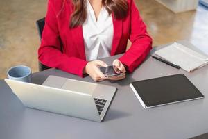 marketing, financiero, contabilidad, planificación, mujer de negocios usos un móvil teléfono a contacto un cliente a informar su de el empresa es negocio camaradería. foto