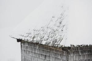 una abundante nevada en los cárpatos rumanos en el pueblo de sirnea, brasov. invierno real con nieve en el campo foto