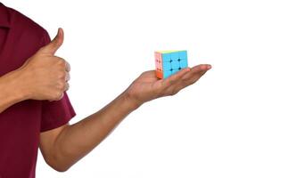 hombre manos participación un rubik cubo terminado blanco antecedentes foto