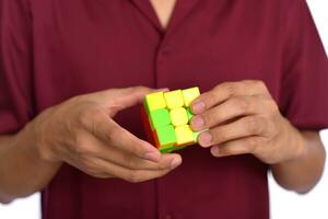 hombre manos participación un rubik cubo foto