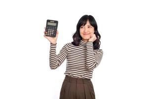 joven asiático mujer casual uniforme participación calculadora. negocio y financiero concepto foto