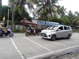 bogor, Indonesia, 2023 - increíble la carretera en Indonesia espectáculo personas actividad y transporte con resumen naturaleza antecedentes coche móvil bicicleta foto