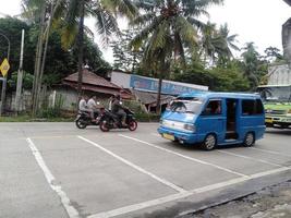 bogor, Indonesia, 2023 - increíble la carretera en Indonesia espectáculo personas actividad y transporte con resumen naturaleza antecedentes foto