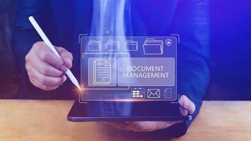 sistema de gestión de documentos dms que se está configurando consultor que trabaja en una computadora portátil en la oficina, software para archivar, buscar y administrar información de archivos corporativos foto